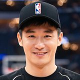 一位30岁左右男性篮球迷头像，戴着NBA球帽