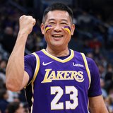 一位中年男性球迷，穿詹姆斯球衣